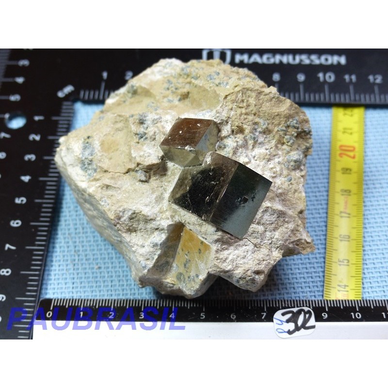 Pyrites cubiques sur macle Q Extra 426g