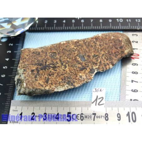 Jadeite à inclusions de grenats de Namibie pierre brute 118g rare