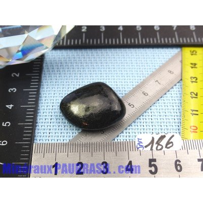 Jade magnétite ou jade noir pierre roulée de 13g
