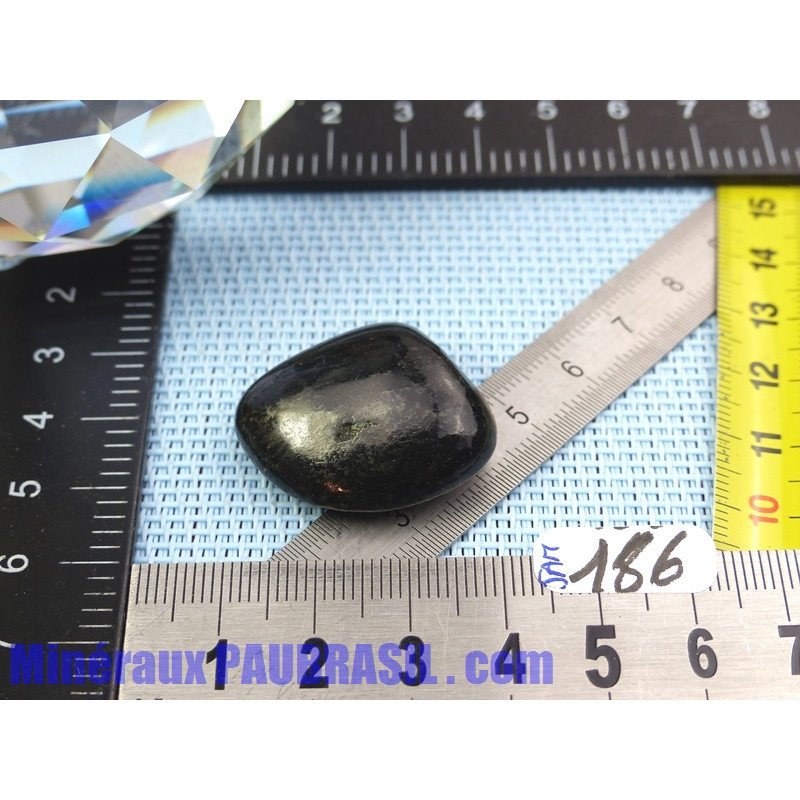 Jade magnétite ou jade noir pierre roulée de 13g