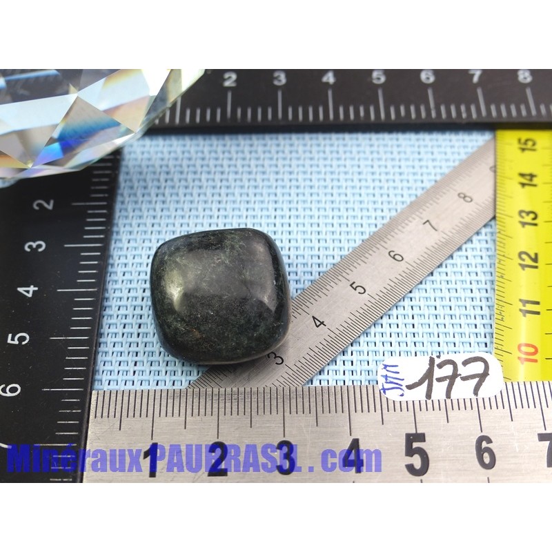 Jade magnétite ou jade noir pierre roulée de 16g